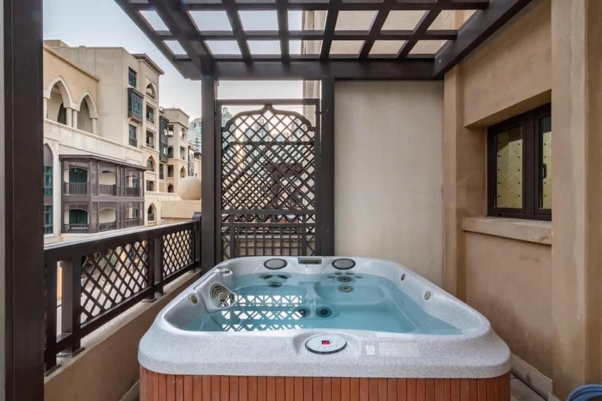 Apartment Fountain View 2bhk In Mall